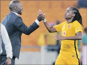  ?? Isithombe: BACKPAGEPI­X ?? UMQEQESHI weKaizer Chiefs uSteve Komphela ubona kumfanele uSiphiwe Tshabalala ukubizwa kwiBafana Bafana