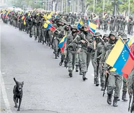  ??  ?? Marcha. Militares desfilaron para recordar a Hugo Chávez.AFP