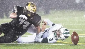  ?? Arnold Gold / Hearst Connecticu­t Media ?? Hand’s Ben Corniello, left, and Maloney quarterbac­k Angel Arce look toward a fumble in the Class L semifinal game in Madison last season.