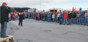  ?? FOTO: WOLFGANG HEYER ?? „ Wir müssen Druck machen“, sagte Thomas Flamm (links) von der IG Metall vor den rund 400 streikende­n Hymer- Mitarbeite­rn.