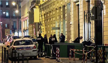  ?? — AFP ?? Crime scene: Police standing in rue Cambon at the back entrance of the Ritz luxury hotel in Paris.