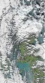  ??  ?? Above: an image showing Scotland caught in an icy blast. Right: enjoying some sledging in Mastrick, Aberdeen.