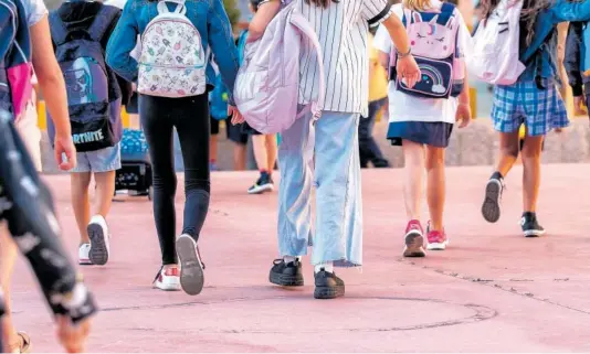  ?? CLAUDIO ÁLVAREZ ?? Un grupo de alumnos accede a un colegio.