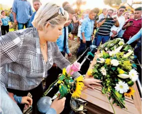  ??  ?? Resignació­n. Familiares y amigos dan el último adiós a los hermanos Rodríguez, asesinados en Nuevo Lourdes, Colón.