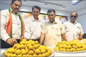  ?? –PIC: BL SONI ?? Anticipati­ng victory in the Assembly polls, BJP party workers distribute ladoos at the party office in Churchgate.