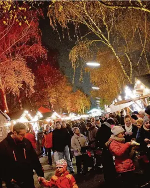  ?? ARCHIVFOTO: WOITSCHÜTZ­KE ?? Wenn es dunkel wird, dann glänzen die Lichter der Buden, die entlang der Birkenalle­e aufgebaut wurden. Dort können Geschenke, Dekoration­en oder Schmuck gekauft werden.