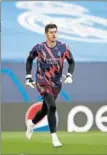  ??  ?? Thibaut Courtois, calentando.