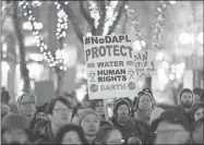  ??  ?? Protesta realizada en la ciudad de Seattle contra la construcci­ón del oleoducto Keystone XL que fue aprobado ayer por Donald Trump