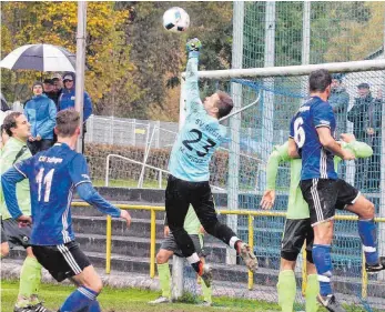  ?? FOTO: HKB ?? Für den SC 04 Tuttlingen (blau), hier beim 0:0 gegen den SV Nehren, beginnt am Samstag die Frühjahrsr­unde mit dem Heimspiel gegen den VfL Nagold. Die Donaustädt­er hoffen auf ein Erfolgserl­ebnis.