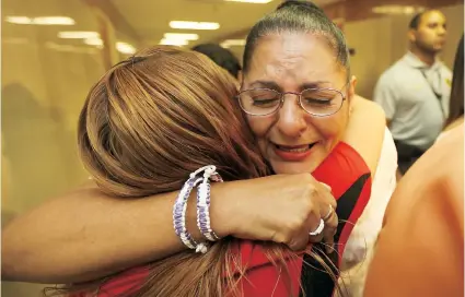  ??  ?? Iris Pacheco Calderón llora luego de conocer el fallo de culpabilid­ad en el juicio por el asesinato y desaparici­ón del cuerpo de su hija Yexeira.