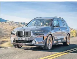  ?? FOTO: UWE FISCHER/BMW AG/DPA ?? Eine beleuchtet­e Niere, flankiert von flachen Doppelsche­inwerfern. So sieht der überarbeit­ete BMW X7 aus.
Charme Spaßfaktor Wohlgefühl