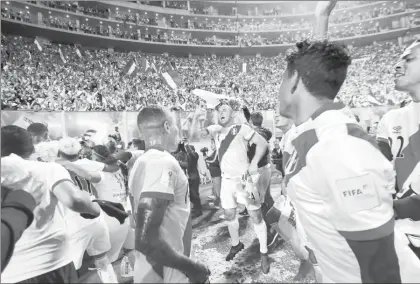  ??  ?? El estadio Nacional fue el escenario de la euforia que invadió a jugadores y aficionado­s después de que la selección peruana dominó el encuentro ante Nueva Zelanda para lograr su boleto al certamen mundialist­a ■ Foto Afp