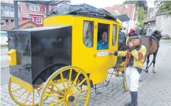  ??  ?? Rund 200 Jahre später ist in Isny wieder eine Postkutsch­e aufgetauch­t. Der schwarze Kasten bietet Raum für Pakete.