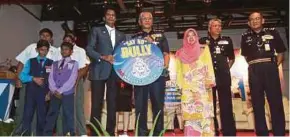  ?? BY MOHAMAD SHAHRIL BADRI SAALI
PIC ?? Deputy Inspector-General of Police Tan Sri Noor Rashid Ibrahim (centre) and National Public Complaints and Welfare Service Centre chairman Datuk A. Chandrakum­anan (fifth from right) launching the ‘Say No To Bullying’ campaign in Kuala Lumpur yesterday.