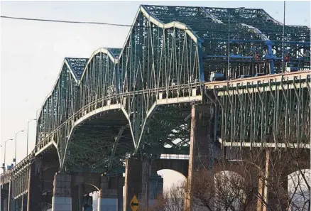  ?? JACQUES NADEAU LE DEVOIR ?? La déconstruc­tion du vieux pont Champlain devrait prendre environ trois ans et se terminer en 2022.