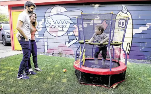  ?? Michael Wyke / Contributo­r ?? Mike Malet, Amanda and their 2-year-old son Maddox in the backyard of the funky bungalow they were able to buy before selling their old home.