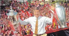  ?? FOTO: DPA ?? Glorreiche Zeiten – Arsène Wenger 1998 mit FA Cup und League Cup.