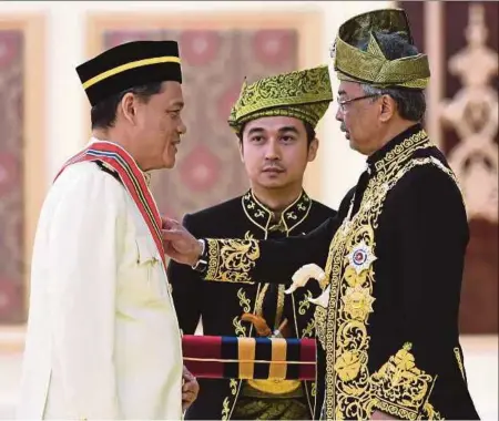  ?? (Foto BERNAMA) ?? Al-sultan Abdullah mengurniak­an darjah kebesaran PJN kepada Hamidin sempena sambutan ulang tahun Hari Keputeraan Rasmi Yang di-pertuan Agong di Istana Negara, semalam.
