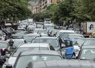  ??  ?? Traffico e caos Secondo l’Agenzia per il controllo e la qualità dei servizi pubblici Roma è afflitta da numerosi problemi: assenza di una visione della mobilità, traffico (foto d’archivio accanto), e flotta inadeguata (foto a sinistra)