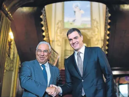  ?? FRANCISCO LEONG / AFP ?? El primer ministro de Portugal, el socialista António Costa, recibió ayer al líder del PSOE, Pedro Sánchez