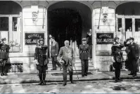  ?? ?? Photograph­ie du maréchal Pétain (1856-1951) encadré par la garde française, devant l’hôtel du Parc qui abrita le gouverneme­nt entre juillet 1940 et août 1944.