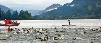  ?? Foto: Benedikt Siegert ?? Vor malerische­r Kulisse gehen am Sonntag 2000 Triathlete­n beim Allgäu Triathlon an den Start.