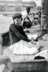 ??  ?? 1936年，威尼斯麗都島前，在俄羅斯鋼琴家 Roussy Sert 遊艇上的 Chanel 女士。