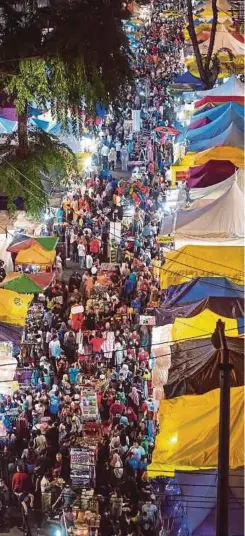  ??  ?? ORANG ramai mengerumun­i Jalan Tuanku Abdul Rahman untuk membeli-belah pada saat akhir, semalam.