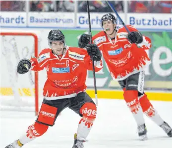  ?? FOTO: ANDREAS CHUC ?? Das hätte er auch in den Play-offs gern: Maximilian Brandl (links) beim Torjubel.