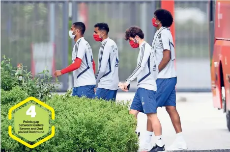  ?? Reuters ?? NEW NORMAL: Wearing face masks, Bayern Munich players arrive for a training session. -