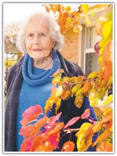  ?? Picture: ALISON WYND ?? Jan Morgan, 98, was among the first to join the Women's Auxiliary Australian Air Force when it formed in 1941.