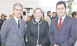  ??  ?? Eric Ahumada, Vicepresid­ente de Desarrollo de Negocios de Transelec; Renée Plouffe, Agregada Comercial de la Embajada de Canadá, y Daniel Salazar, Director Ejecutivo del Coordinado­r Eléctrico Nacional.