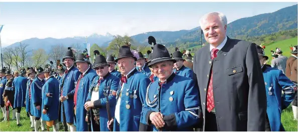  ?? FOTO: HASE/DPA ?? So geht Heimat in Bayern: Horst Seehofer, noch als Ministerpr­äsident, mit Gebirgssch­ützen am Tegernsee. Was seine Aufgaben als Bundesheim­atminister sein werden, muss sich noch zeigen.