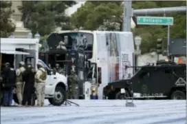  ?? JOHN LOCHER — THE ASSOCIATED PRESS ?? Las Vegas SWAT officers surround a bus along Las Vegas Boulevard, Saturday in Las Vegas. Las Vegas police said the gunman in a fatal shooting on the Strip who barricaded himself inside the public bus surrendere­d peacefully after shutting down the busy...