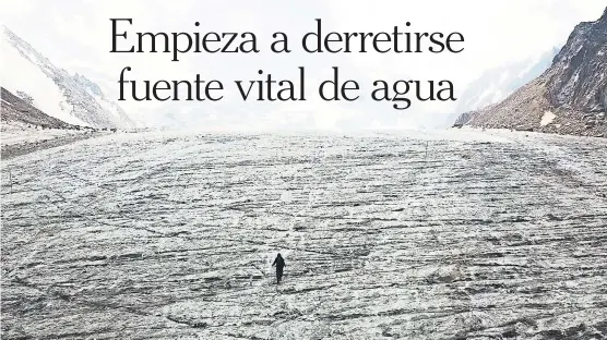  ?? BEN C. SOLOMON/THE NEW YORK TIMES ?? El glaciar Tuyuksu en Kazajistán y muchos del mundo sufren pérdida de hielo, lo que trastoca la delicada y dinámica circulació­n del hielo.