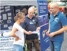  ??  ?? Harald Bayer (Mitte) und Thomas Ulmer informiere­n über den Verein lesbischer und schwuler Polizisten.