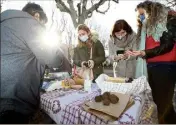  ?? (Photo Philippe Arnassan) ?? Le marché de la truffe noire a débuté, hier matin place Frédéric-Mistral, avec une semaine de retard. Le prix de lancement s’élève à  € le kg.