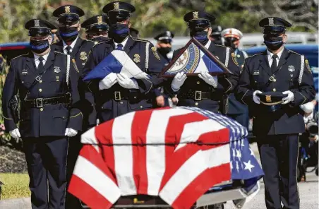  ?? Godofredo A. Vásquez / Staff photograph­er ?? Houston Police Honor Guard members wait to present tributes to Sgt. Sean Rios’ family during the service at Grace Church Houston.