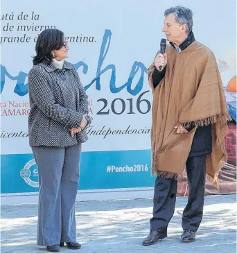  ?? DYN ?? El presidente Mauricio Macri, junto a la gobernador­a kirchneris­ta Lucía Corpacci.