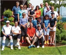  ?? Foto: TC Wertingen ?? Zuerst gab es graue Wolken am Himmel, doch als das Schleifche­nturnier des Tennis Clubs Wertingen begann, da lachte die Sonne. So standen spannende Matches und viel Spaß der 20 Teilnehmer nichts im Wege und am Ende durfte auch gefeiert wer den.