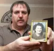  ?? | LESLIE ADKINS/ SUN- TIMES ?? West Lawn resident Kenneth Mech, holding a photo of his aunt Mary, praises what Rebeca Perrone did for his family after his aunt’s death.