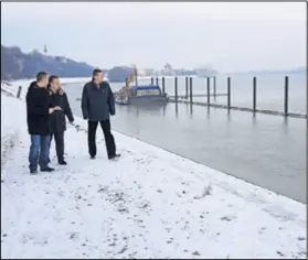  ??  ?? Radove na obali Dunava obišli su čelnici grada i ravnatelj Lučke uprave
