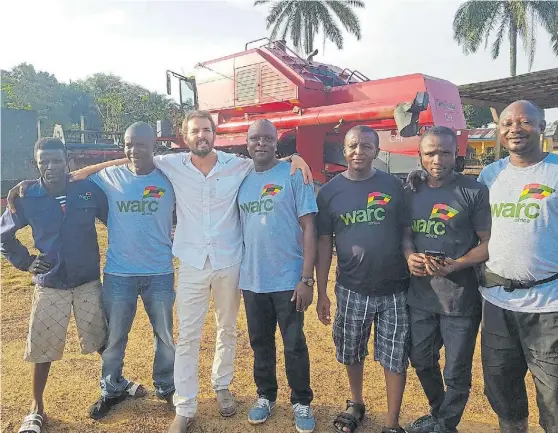  ??  ?? Grupo. EL equipo de trabajo que formó Jorge López Menéndez en el continente africano que buscan profesiona­lizar el manejo agronómico. “En una charla con una de mis hermanas me confesó que