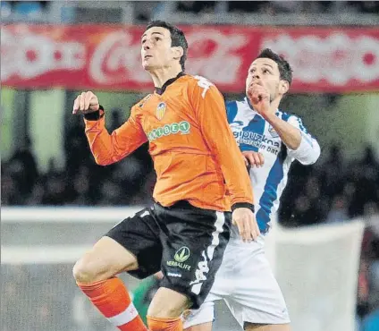  ?? FOTO: ÁLVARO FERNÁNDEZ ETXEBERRIA ?? Aritz Aduriz y De la Bella disputan un balón aéreo durante la temporada del regreso de la Real a Primera