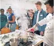  ?? NGZ-FOTO: SALZ ?? Dennis Faßbender zeigt, wie Currysoße gelingt.