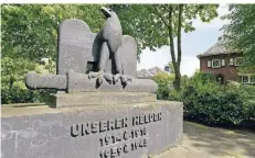  ?? FOTO: ARCHIV ?? Dieses Kriegerden­kmal würdigt die Gefallenen zweier Kriege. Aber es enthält auch ein Zitat aus Hitlers „Mein Kampf“.