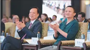  ?? DENG GANG / FOR CHINA DAILY ?? Chen Min’er (left), Guizhou’s provincial Communist Party of China chief, applauds with Alibaba’s Jack Ma at the opening ceremony of the 2017 China Internatio­nal Big Data Expo on Friday in Guiyang.