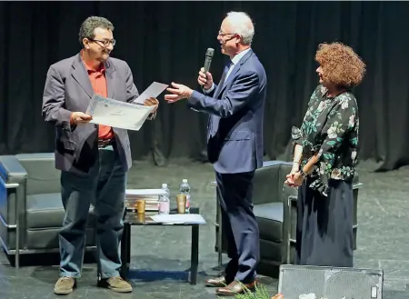  ??  ?? Auditorium Gianni Biondillo riceve il Premio Bergamo per «Come sugli alberi le foglie». Accanto alla premiazion­e, la classifica e i cinque libri finalisti