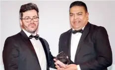  ??  ?? Le Fonti President Guido Giommi presenting the award for ‘Excellence of the Year for Innovation and Leadership’ – Mobile Telecommun­ications to Mobitel Chief Executive Officer Nalin Perera at the awards ceremony held in Hong Kong