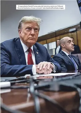  ?? ?? El expresiden­te Donald Trump antes del inicio de su juicio en el Tribunal Penal de Manhattan el lunes 15 de abril. Jabin Botsford/pool/getty Images un juicio con jurado, dijo Neama Rahmani, ex Zscal federal y presidente de la asociación West Coast Trial Lawyers. (BBC)